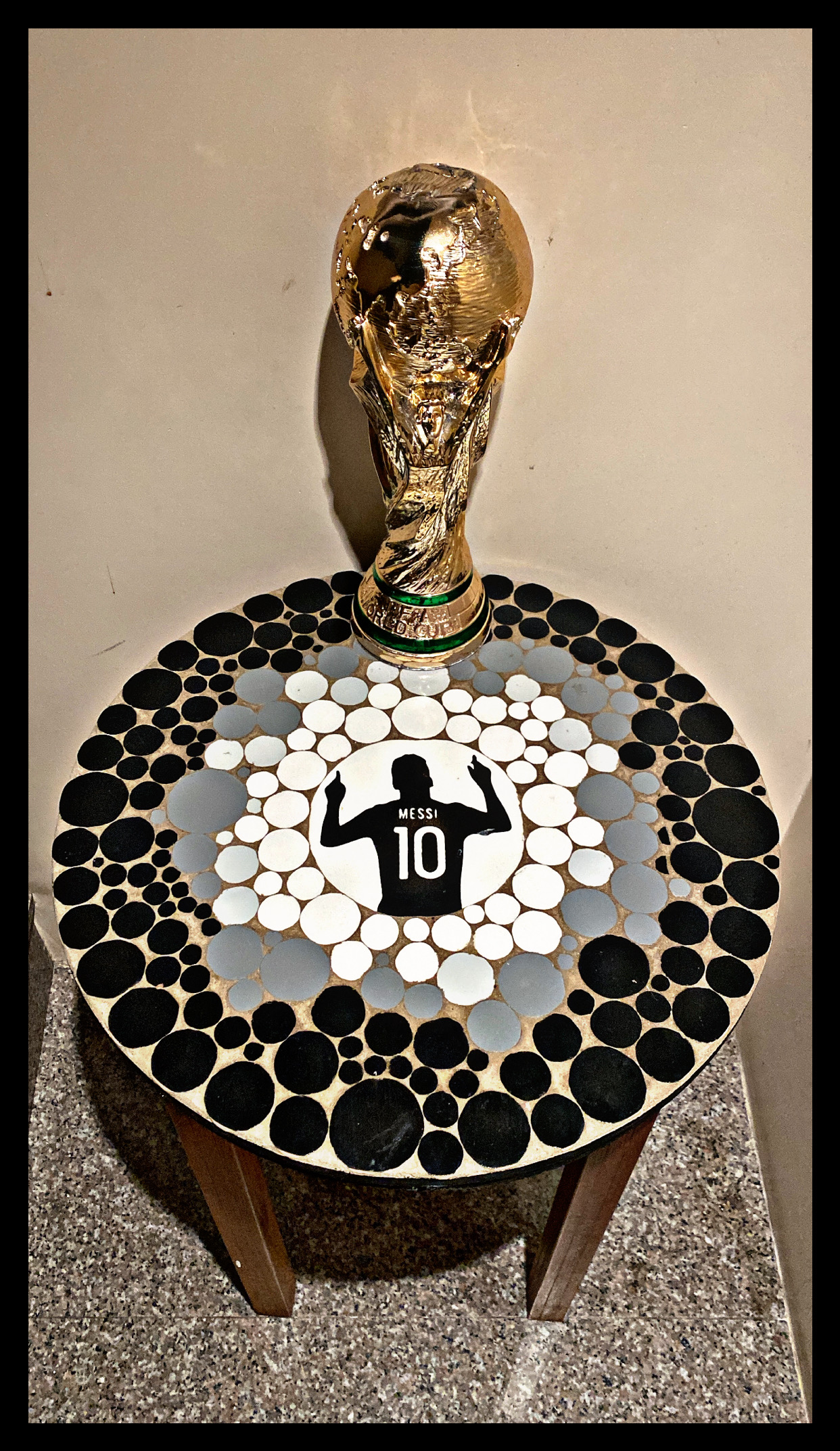 Mesa Messi en mosaico con Copa del Mundo