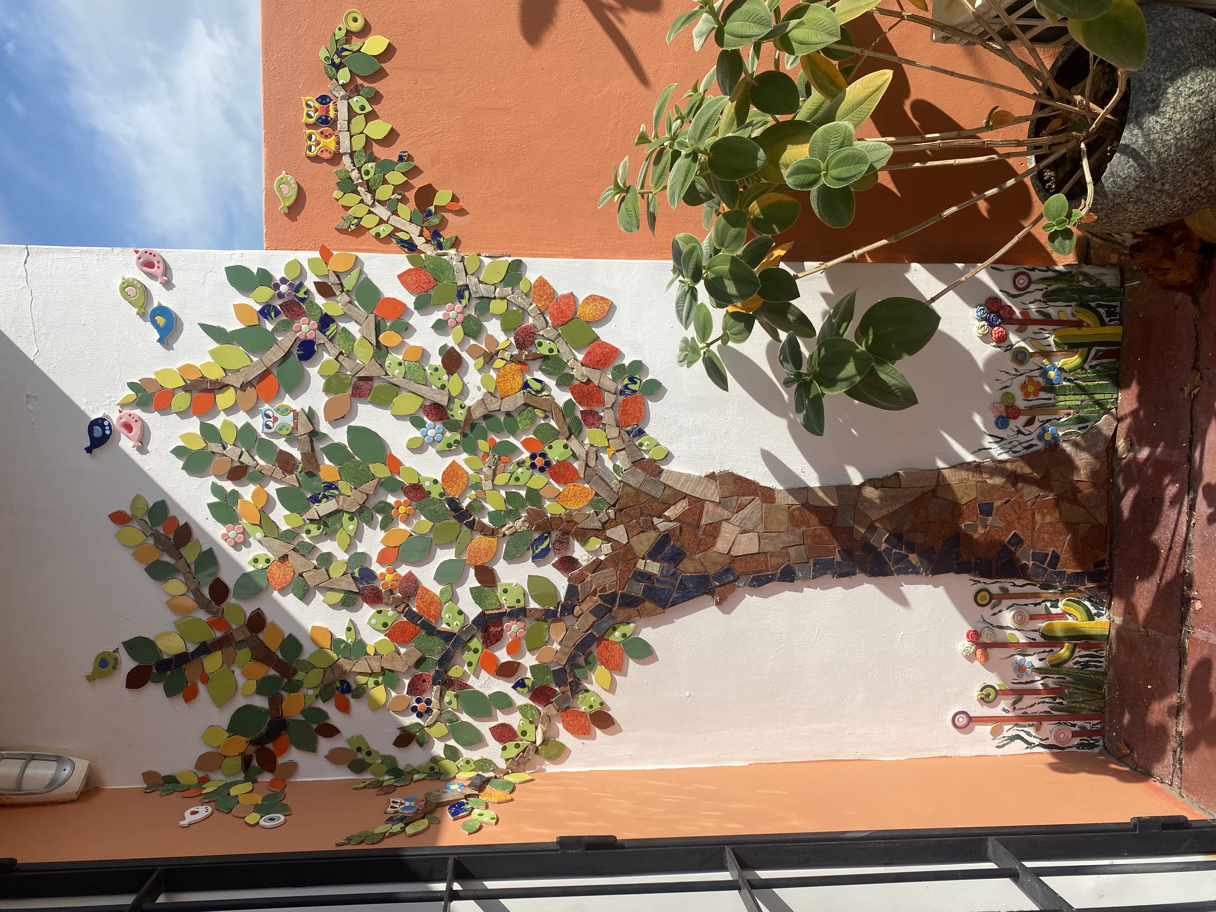 Mural árbol con hojas en mosaico