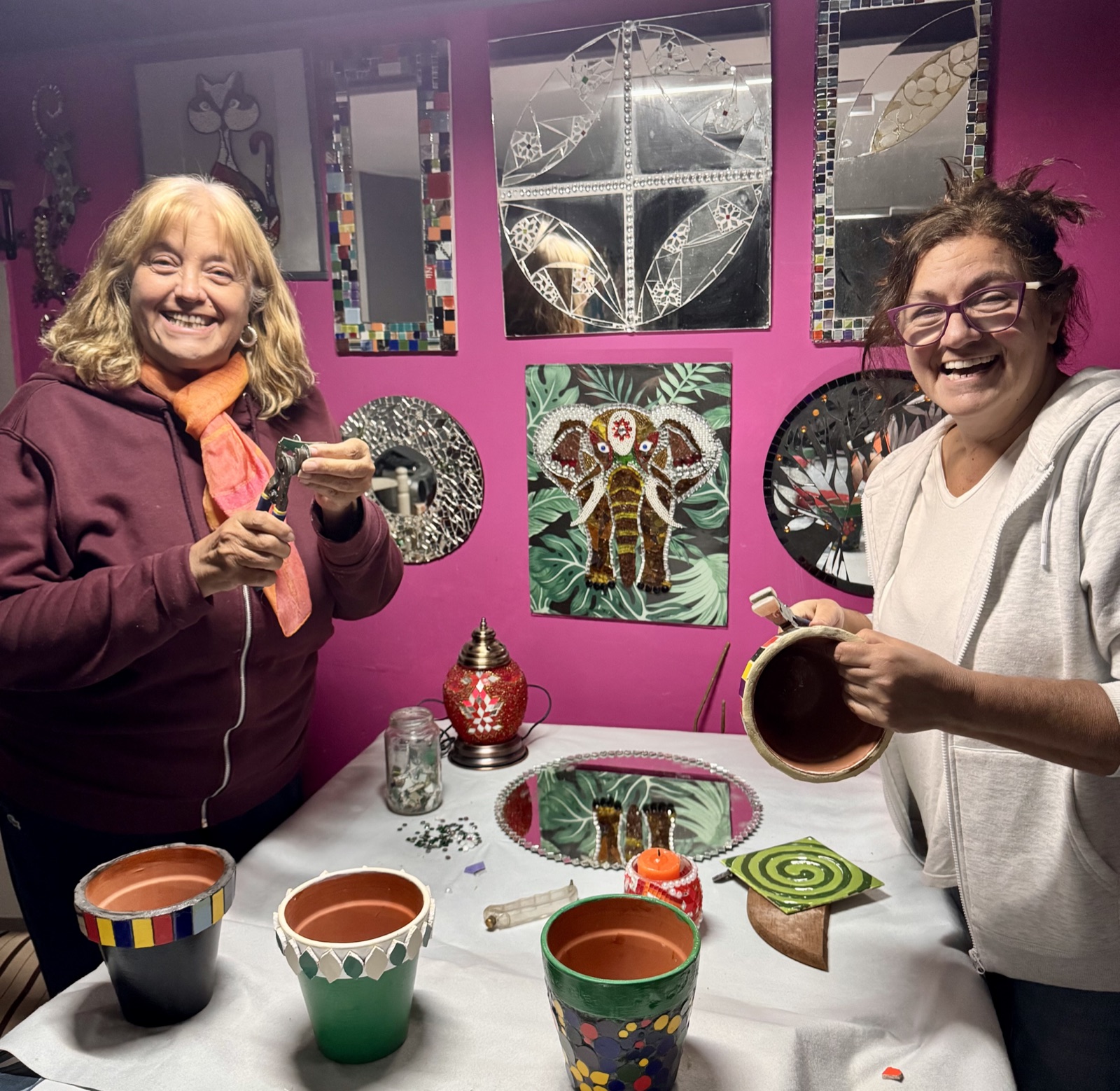 Alumnas de taller con macetas pintadas en mosaico