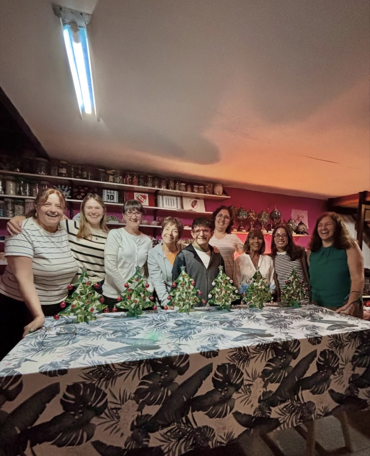 Grupo de alumnas con árboles de Navidad en mosaico