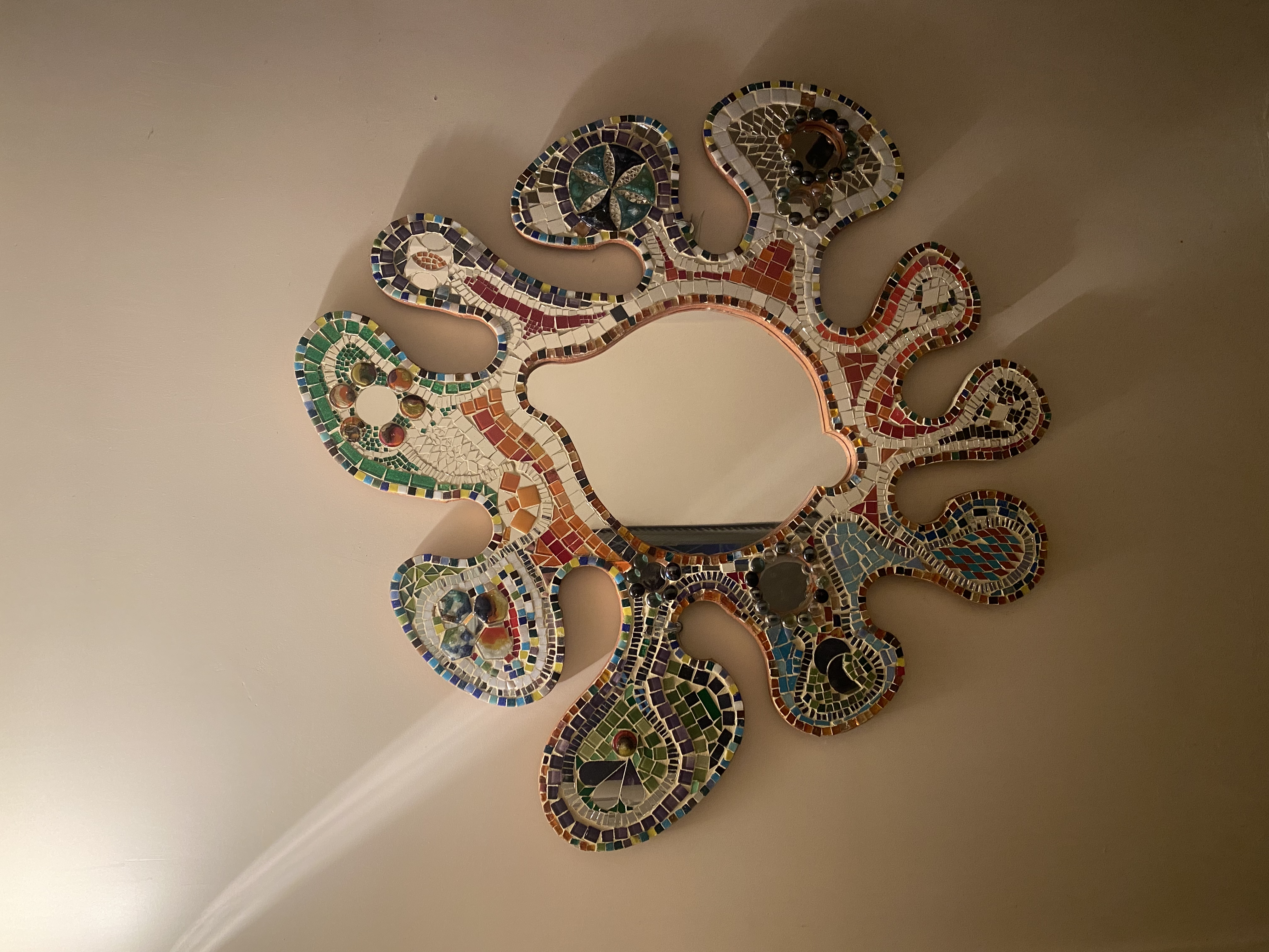 Espejo con marco en mosaico hecho en taller Las Lemme